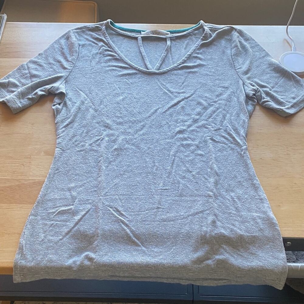 Women’s Short Sleeve Scoop Neck Knit Top in Heather Gray